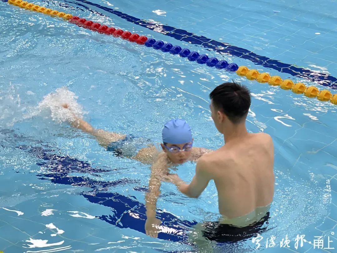 溺水|小学阶段全部学会游泳！一学校游泳成必修课