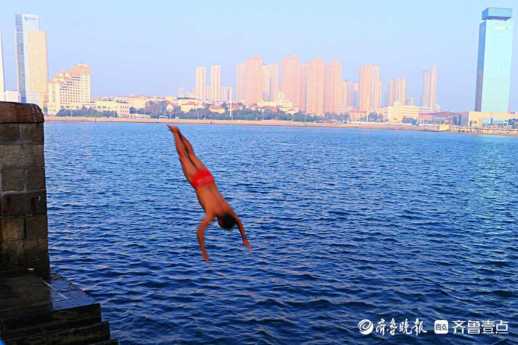 一跃而起，如鱼入水！青岛海边市民不畏严寒跳水冬泳|情报站| 冬泳