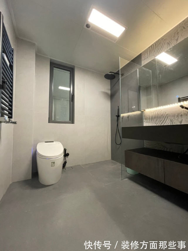 爱格|115平现代简约风,灰色影视墙是格栅和木饰面的结合