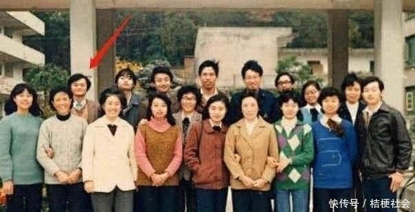 马云|马云30年前毕业照曝光,前排女同学实在太瞩目,网友:真绝了