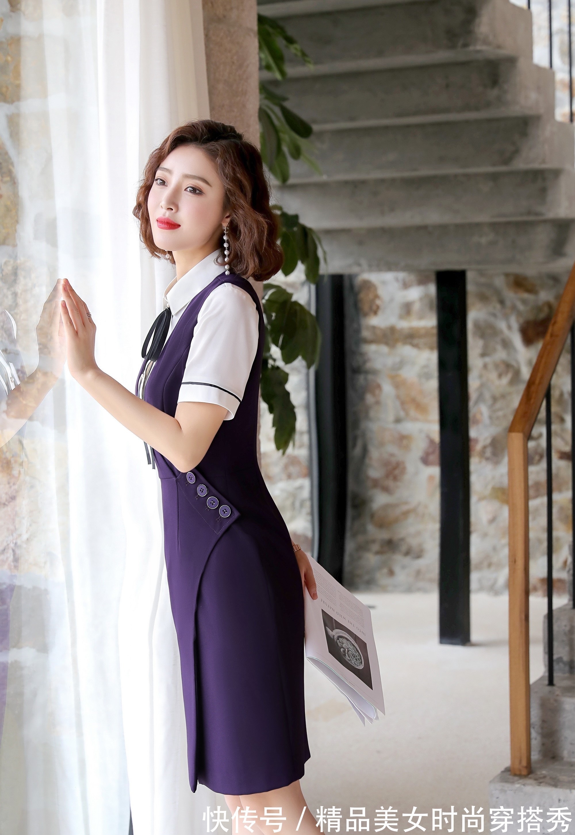 优雅 白色的衬衫外搭紫色的马甲裙,脚上一双黑色的高跟鞋,优雅又时尚