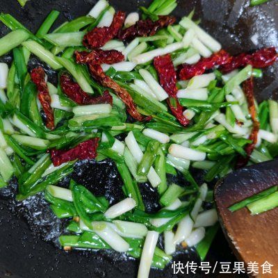 都怪豆芽炒粉条，焖一锅米饭都不够吃