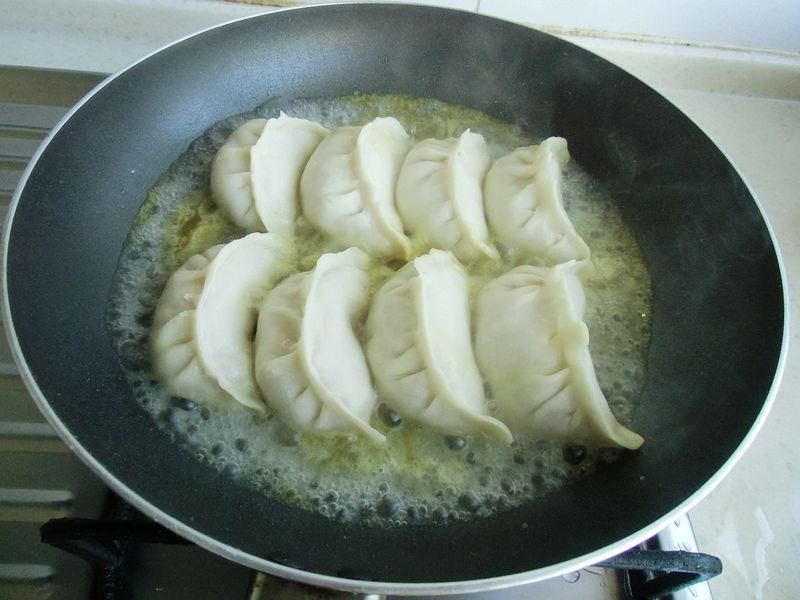 剩饺子怎么办?只需一个它, 连醋辣椒油都省了,比煮得好吃多了