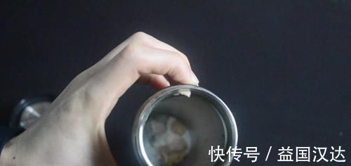 秘招|保温杯脏了不好洗？教你用一秘招，洗完就和新买的一样干净，很实用