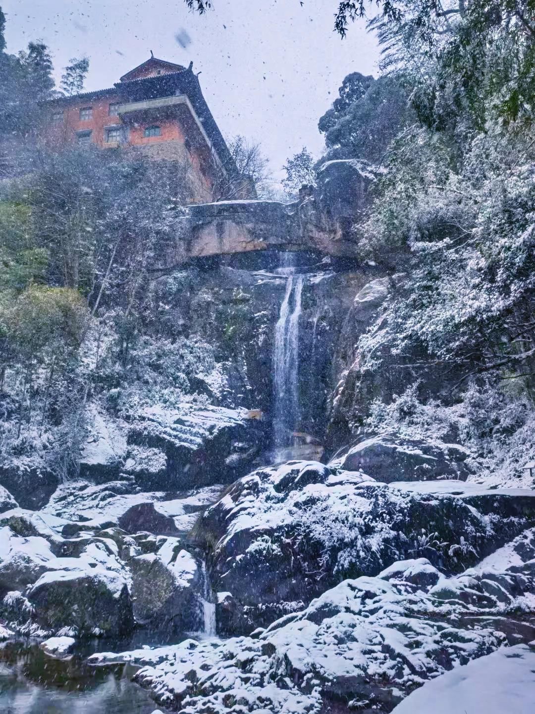 石梁美|一场初雪，天台石梁美成了画中仙~