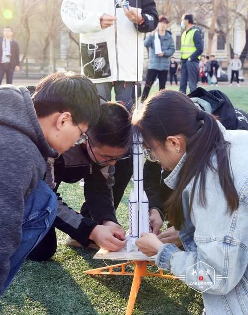 火箭模型、直升机、四旋翼……这里的航模飞行表演真会让你“逐梦九天”