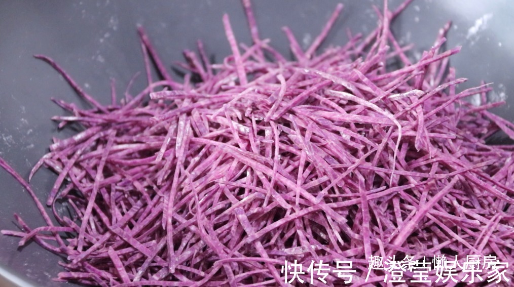 炸一炸|紫薯别只会蒸着吃了，1个紫薯，一勺淀粉，炸一炸比薯片还好吃