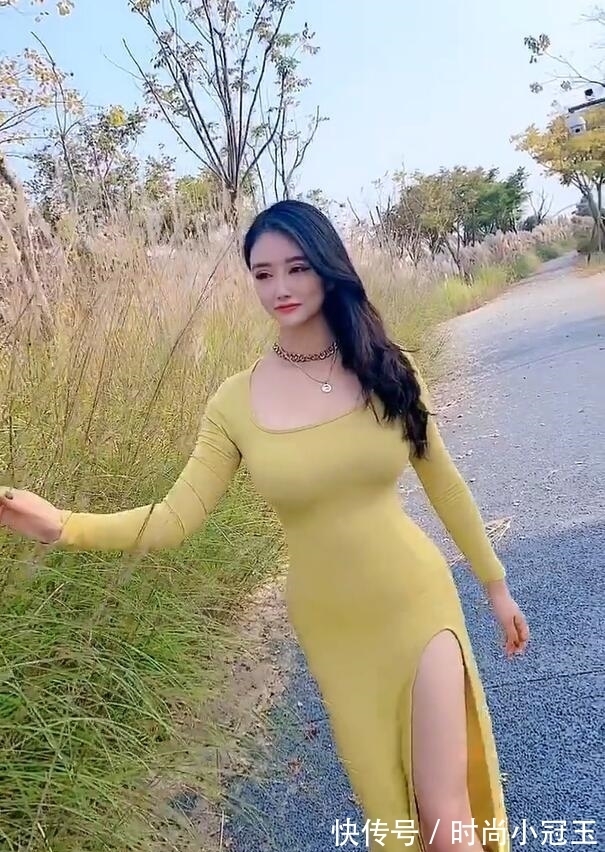 知性 连衣裙配上酒红高跟鞋,散发知性韵味,美的很高雅