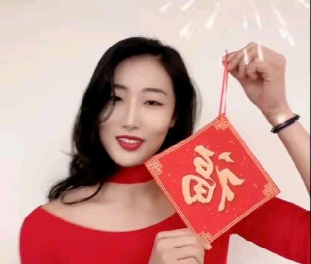 祝福|女排球员教练送祝福！郎平端庄李盈莹懂得感恩，强力主攻浓妆艳抹