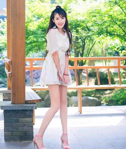 街拍:头戴酷酷的太阳镜美女,短袖搭配休闲裤,凸显清新细腻的女人味