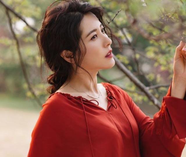 女人上了年纪，穿衣打扮尽量避免这4种“老龄色”，显老还掉档次