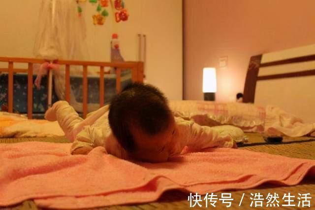 宝宝|“2个月抬头,6个月坐”,1岁以内宝宝发育表,你家娃达标了没