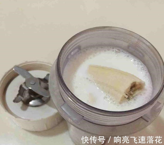 一根香蕉一包牛奶，做出比甜品店好吃的奶昔，宝宝把碗底都吃干净！