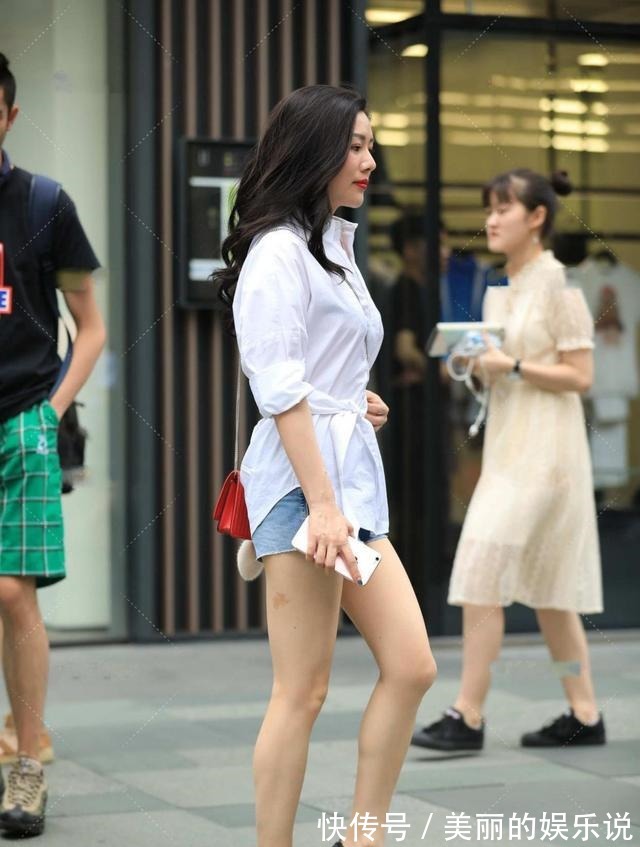 腰带 白色长款休闲衬衫，搭配独特腰带装饰，大气又时尚！