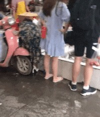 |搞笑GIF:据说刚化完妆的女生都是这样换衣服的