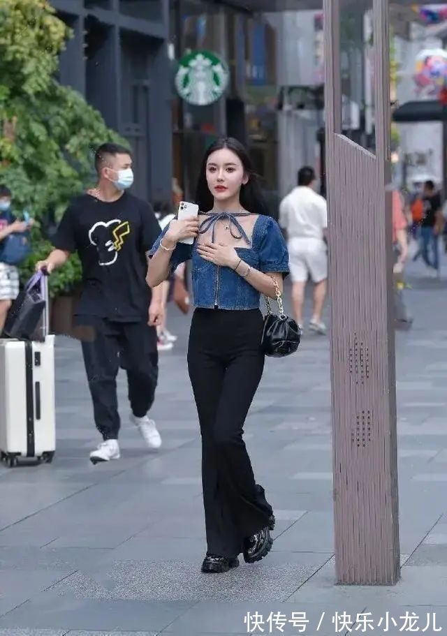 纯白色 蓝色牛仔短袖搭配黑色长款打底裤,整体清新搭配,气质阳光自信