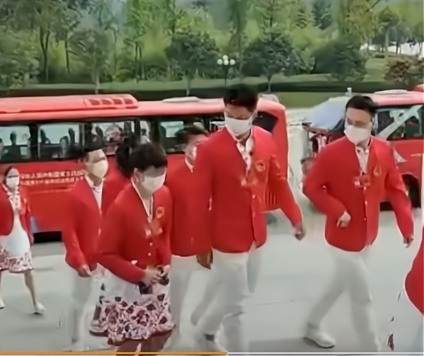 冠军级|全红婵成社交达人!14岁天才同苏炳添聊得火热,红姐和多人关系好
