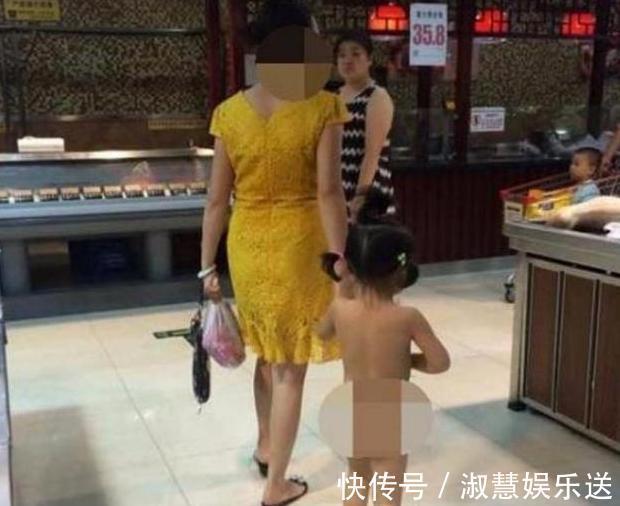 性别意识|女孩“衣不蔽体”逛超市,妈妈全然无视周围的眼光,网友真荒谬