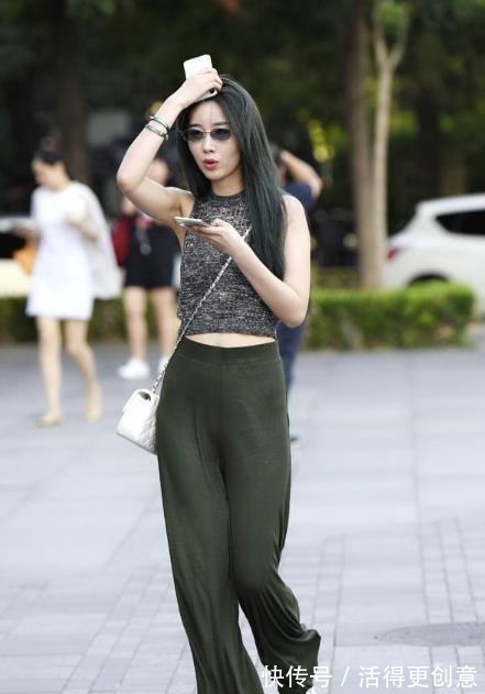 蕾丝 白色休闲上衣搭配黑色长裤，温婉柔顺，淑丽姣好！