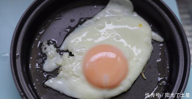  早饭与众不同用水饺皮做成的精美三明治！养分充足