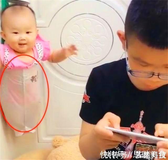 弟弟|小舅带娃方式走红,为玩游戏把外甥挂门上,网友:外甥正月剃头去