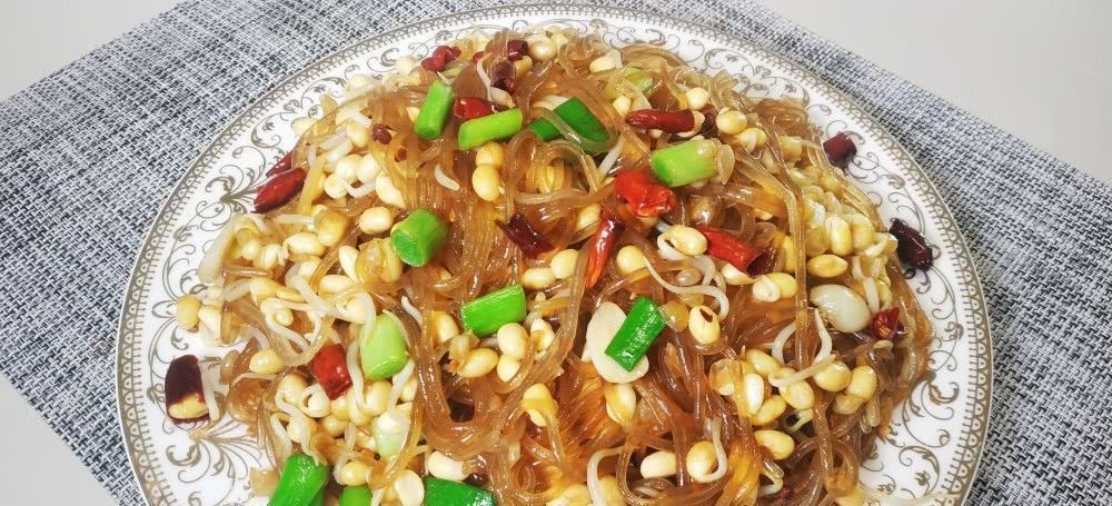家常菜|豆芽炒粉条,地道家常菜,教你一个小技巧,豆芽入味,越嚼越香