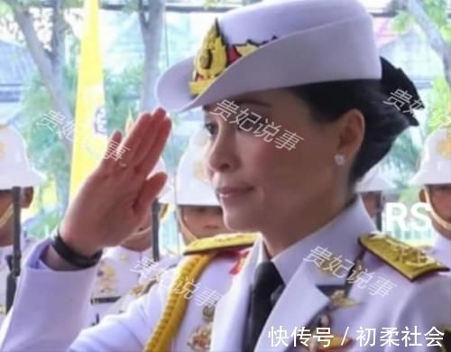 华裔@43岁苏提达放大招,高调发布中国风海报,华裔王后宛如画中美人