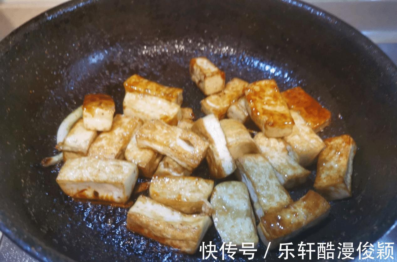 一道素菜比肉还好吃，剁椒虎皮豆腐配米饭，吃到汤都不剩
