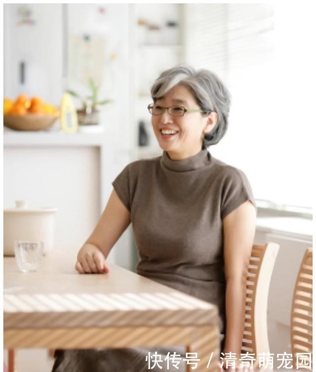 发量|60岁左右的女人,过年别再烫“大妈卷”!四款减龄发型,更好看