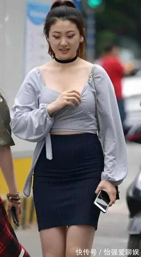 半身裙 黑色半身裙搭配大V领上衣,好看又迷人,穿上就是阳光女孩
