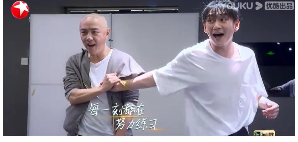 《追光吧，哥哥2》第一次公演，有3大缺点，张卫健组输得不明不白