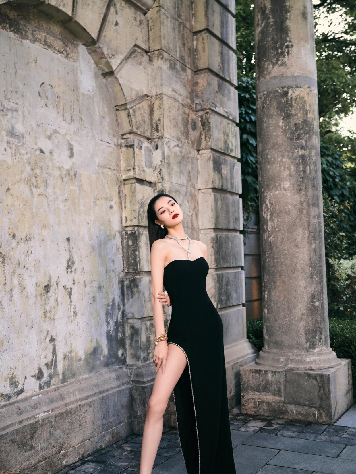 吊带连衣裙|钟楚曦的身材比例太完美,一袭吊带连衣裙性感优雅,美得让人心动