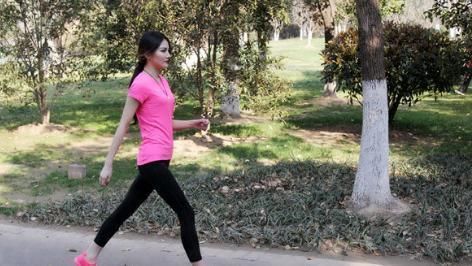 寿命|人上了年纪后,为何会越走越慢?走路快的人,“寿命”会比较长?