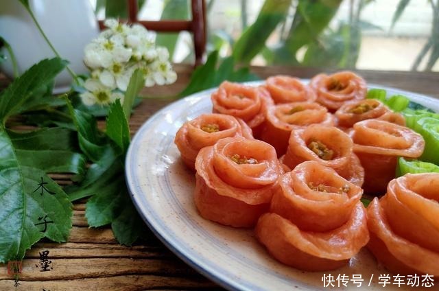 西红柿鸡蛋面,也可以做成花朵的模样,学会了送给她