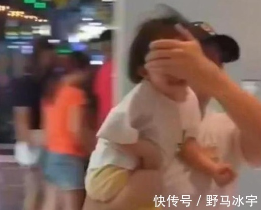 孩子|“狂奔爸爸”走红，捂着女儿眼睛逛商场，网友：后悔没早看到