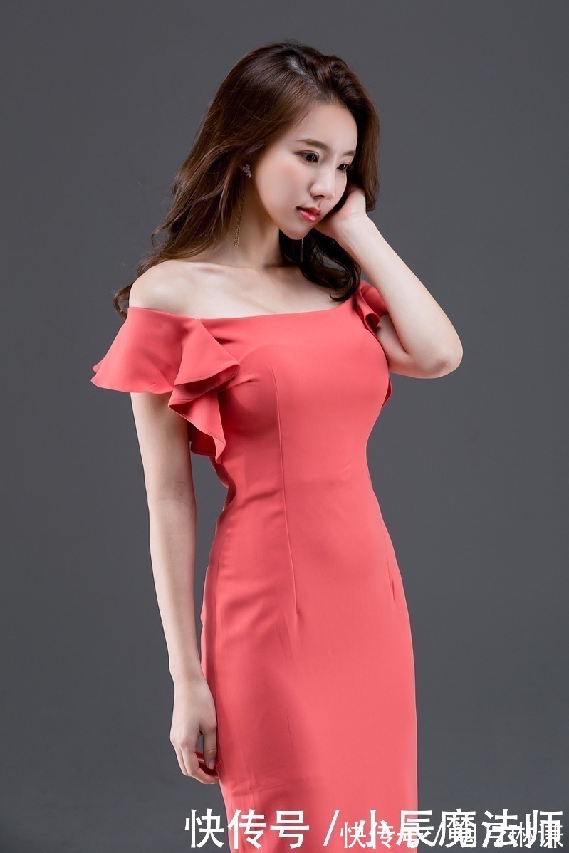 性感|美女穿搭:小姐姐爱穿紧身包臀裙,勾勒出女性韵味!