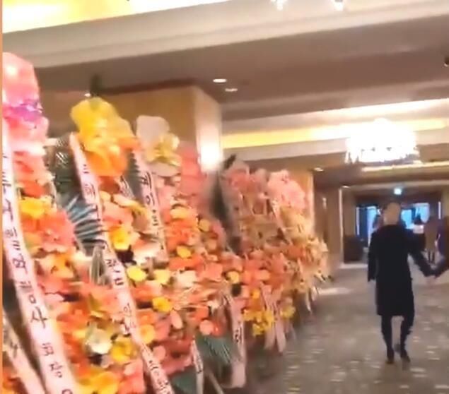 酒店|女子参加韩国朋友婚礼，到酒店一看，眼前一幕让她傻眼了：像葬礼