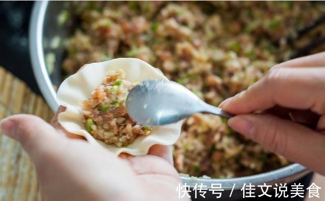 秋天用“它”包饺子，比虾仁香，比韭菜营养，5岁儿子连吃20个