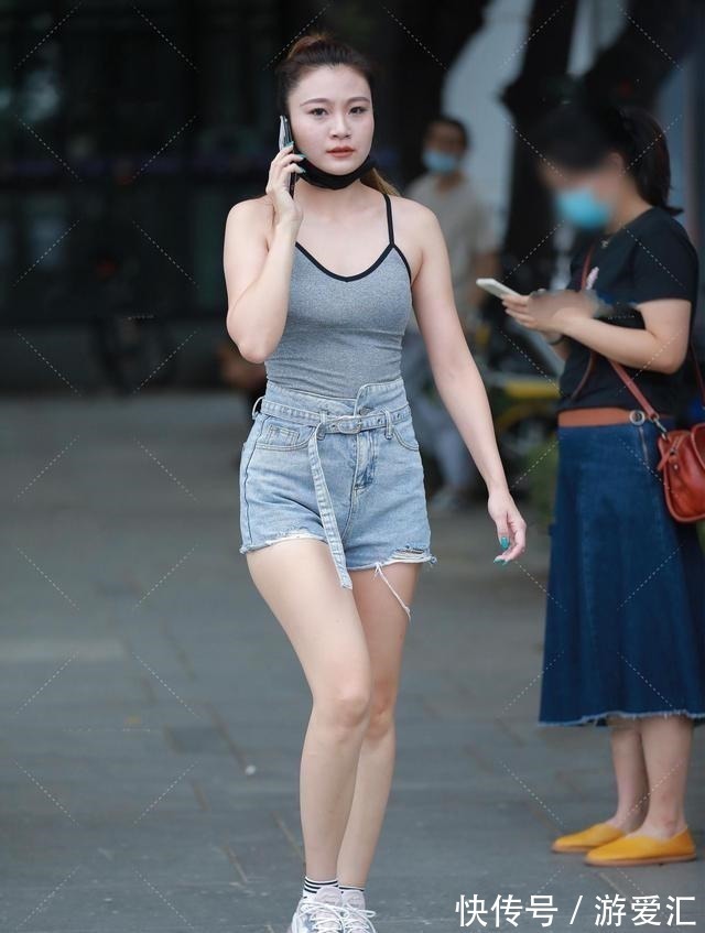 夏季 夏季要追求清凉的美,吊带衫配牛仔短裤,简约修身又美丽洒脱!