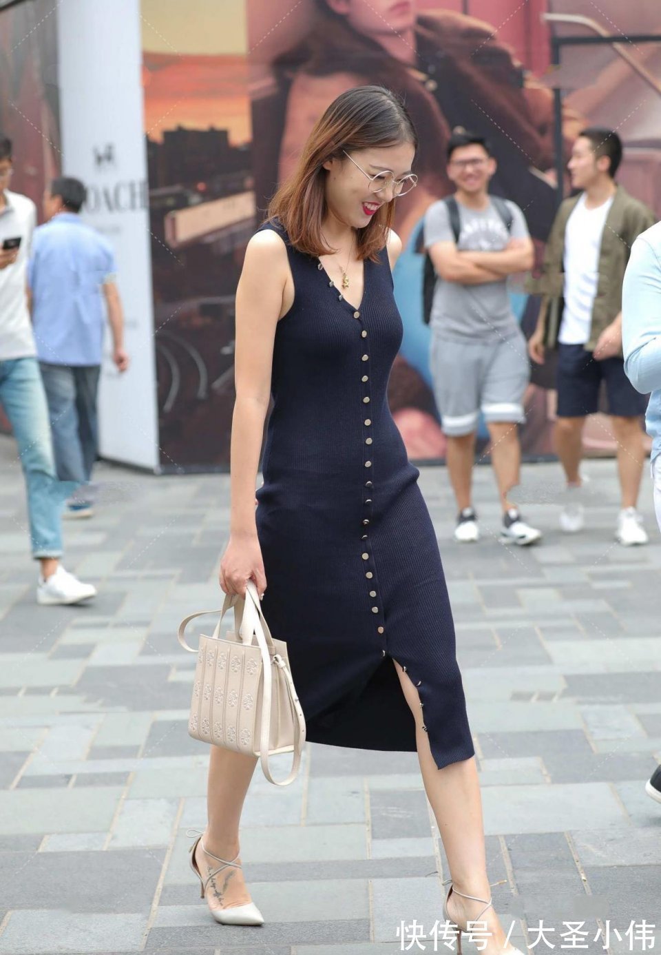 类型|美女街拍:一个干净又微胖的女孩,我妈妈非常喜欢的类型,我很想请她吃饭