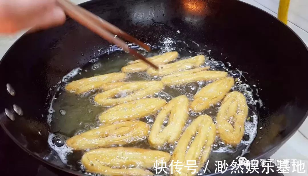 以后面粉就这么做，加2个鸡蛋，不烙饼不蒸馍，香甜酥脆上桌秒光