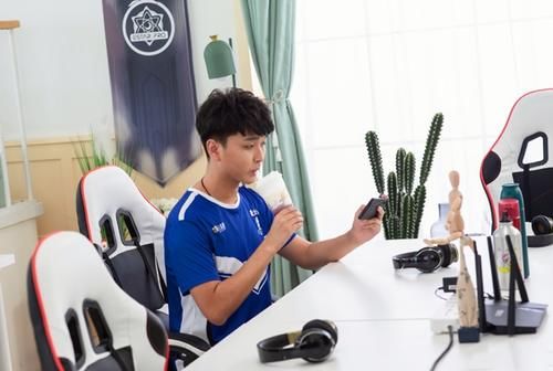 RNGM拍下猫神等三名冠军选手，组成全明星阵容，一位置成漏洞