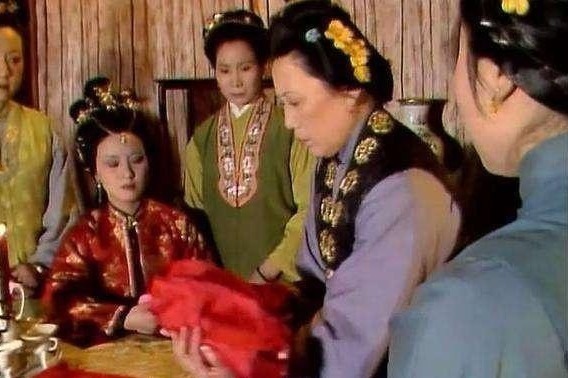 王熙凤!抄检大观园,林黛玉房中搜出一东西有问题,被王熙凤遮掩过去