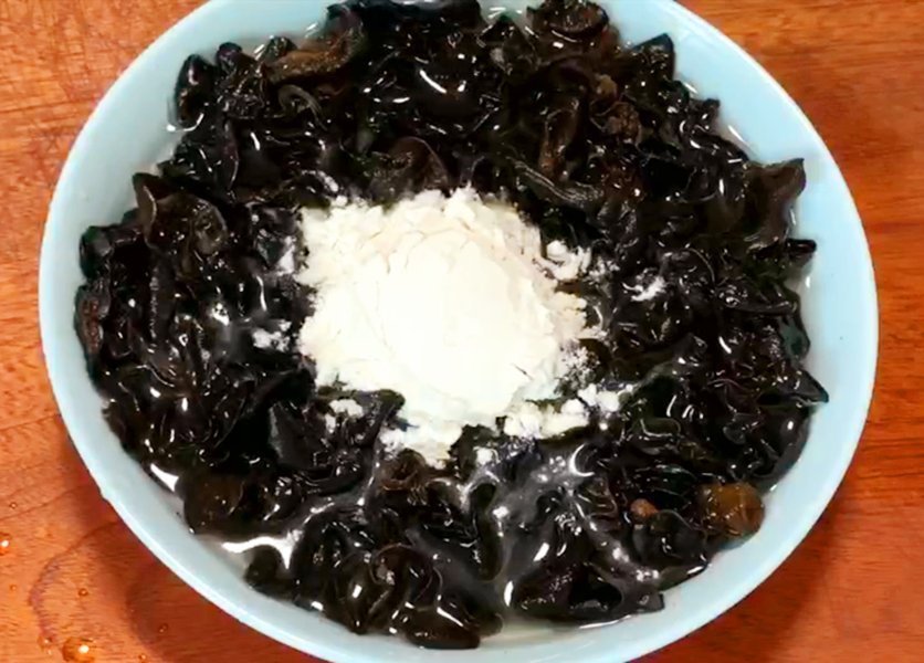 虫卵|木耳千万不能用清水洗，等于吃虫卵，教你1个妙招，脏东西全跑光