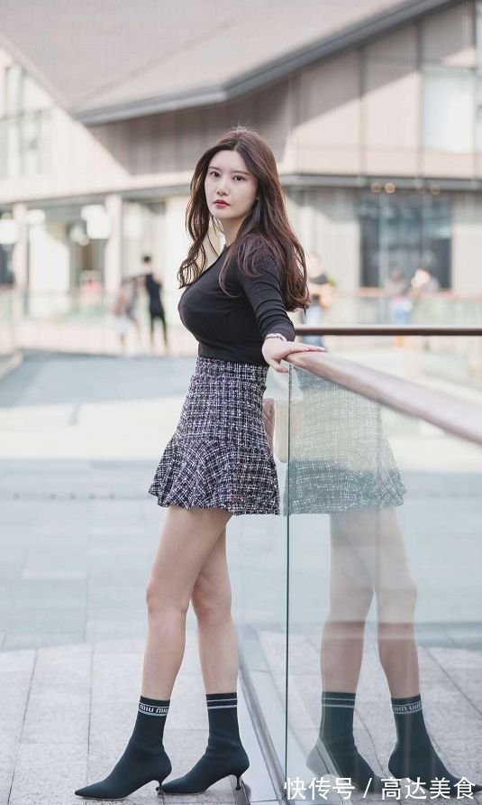 鹿皮绒 时髦性感的短裙,将女性的魅力凸显出来,这个季节回头率全靠它