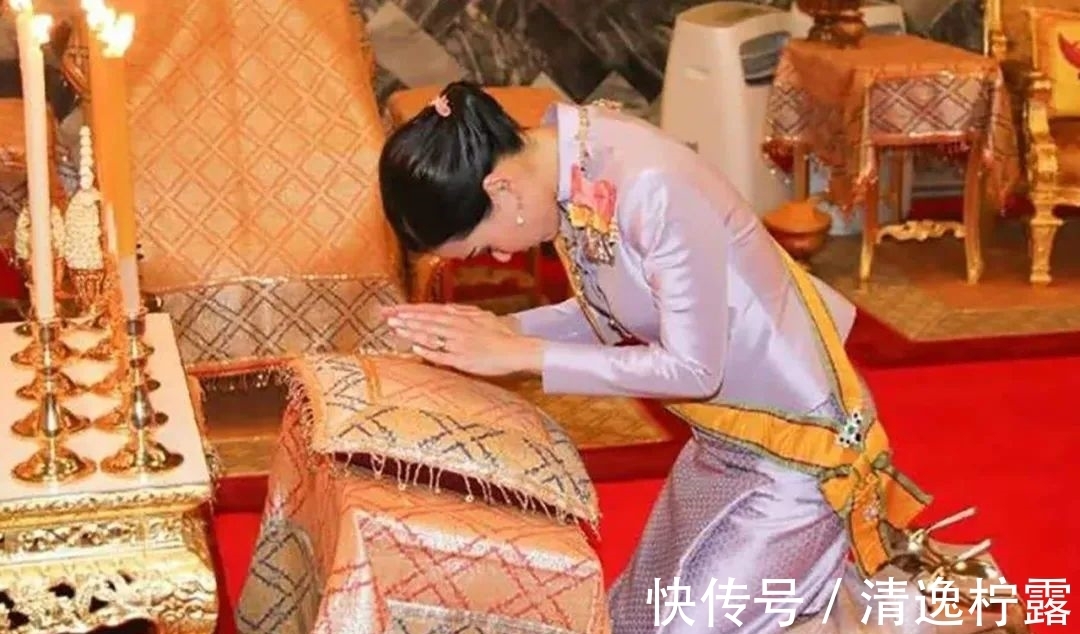 泰王&苏提达珠宝添新花样,黄金胸针、钻石胸针轮流戴,配4层珍珠美了