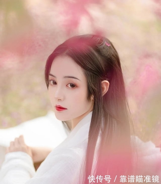 彩霞如锦,任我凭栏品,拥着芬芳花前饮,玉手云鬟香沁