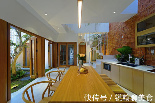 主卧|她住128㎡的联排别墅，家里3处天井，满眼绿色，像个植物园