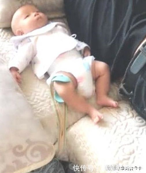 沙发|沙发上的“迷糊的父亲”,宝宝看起来很无辜:我是谁?我在哪?