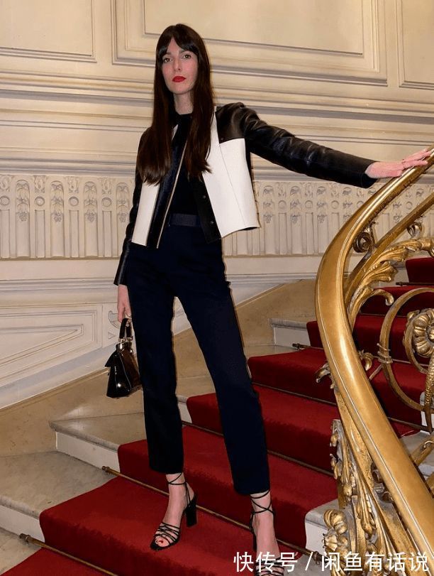 女人|女人过了40岁,穿得越简单越高级,冬天能玩转“黑白配”就是高手